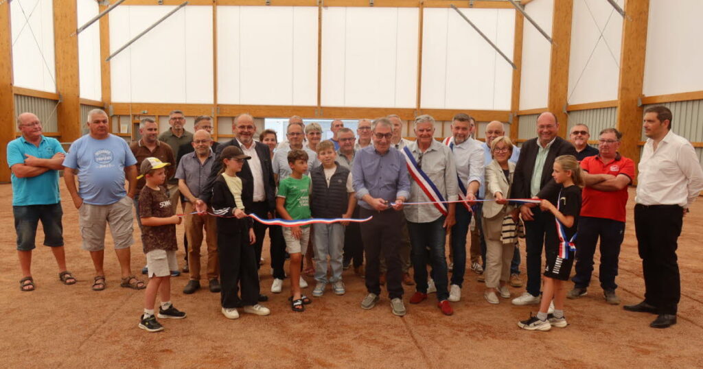 Inauguration du terrain multisport et de la halle sportive à Panissières par la municipalité.
