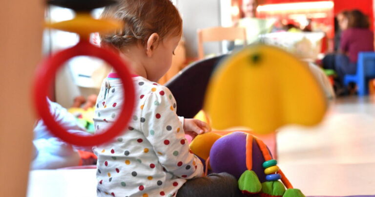Illkirch-Graffenstaden impose frais de dossier et caution pour l’inscription en crèche.