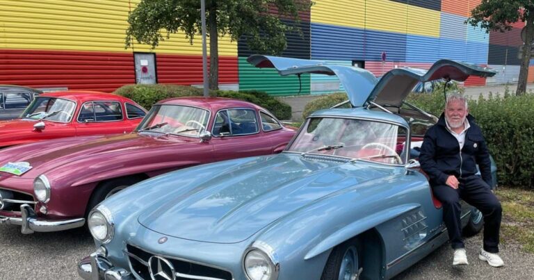 Vingt-trois Mercedes-Benz 300 SL exposées à la Cité du train en France.