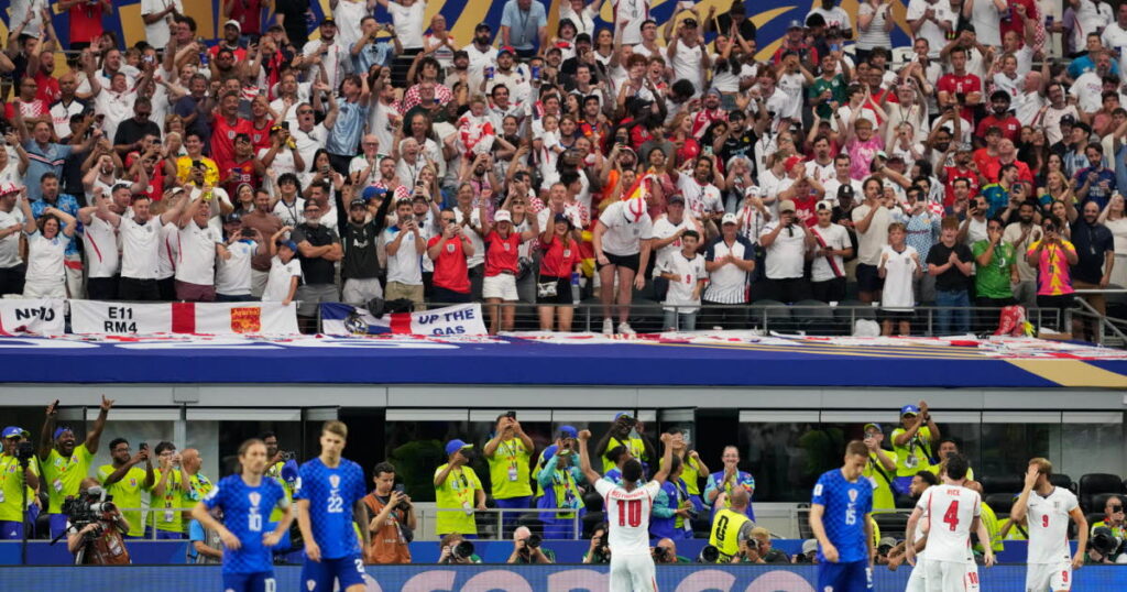 Des supporters anglais entrent sans ticket à Dallas lors de la Coupe du monde 2026.