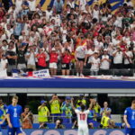 Des supporters anglais entrent sans ticket à Dallas lors de la Coupe du monde 2026.