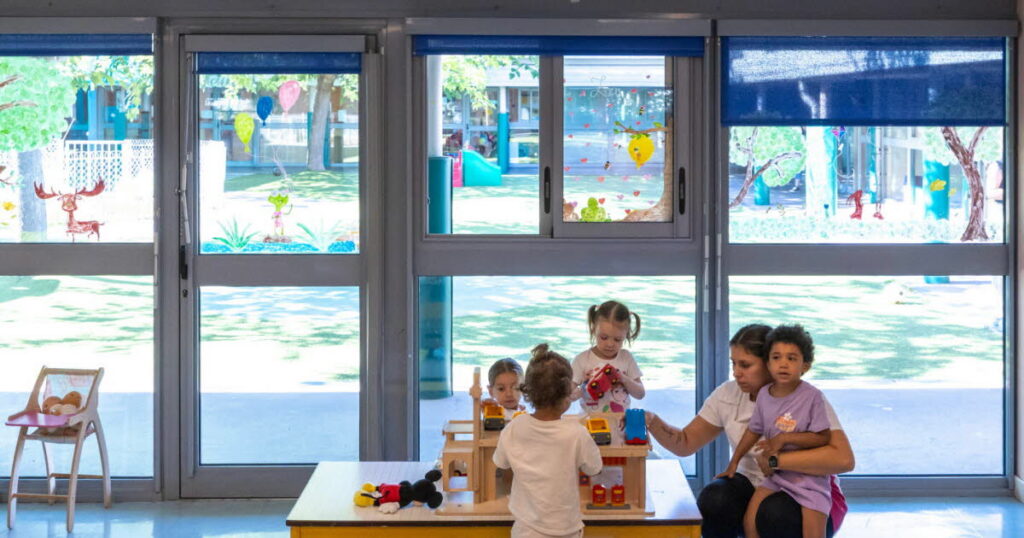Canicule : fermetures d’écoles et de crèches posent des défis logistiques majeurs