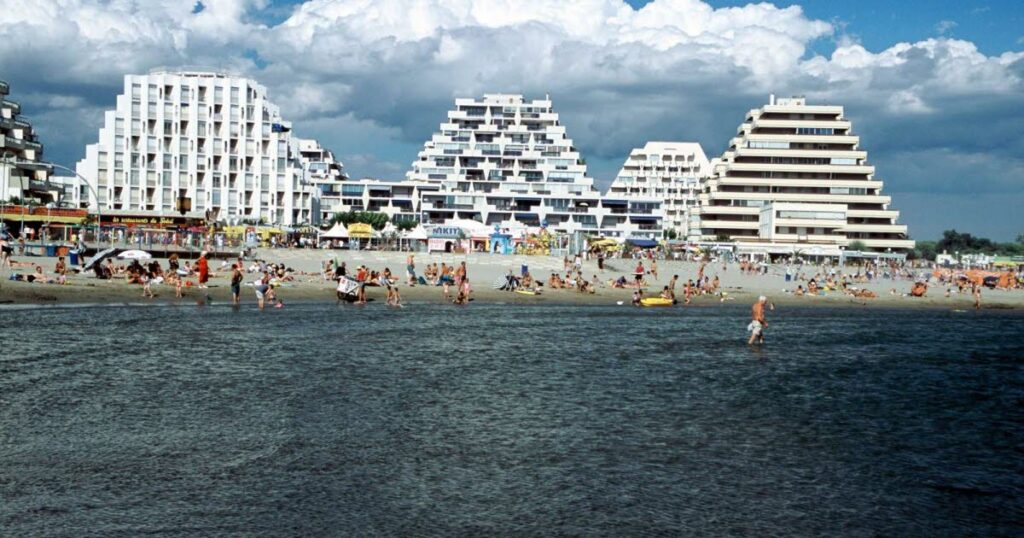 Les congés payés ont favorisé la création des stations balnéaires de La Grande-Motte et du Cap d’Agde.