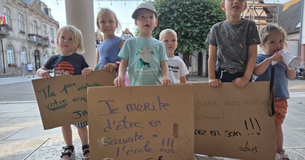 Fermeture de l’école Eggestein à Rosheim : tensions et pancartes des parents d’élèves.