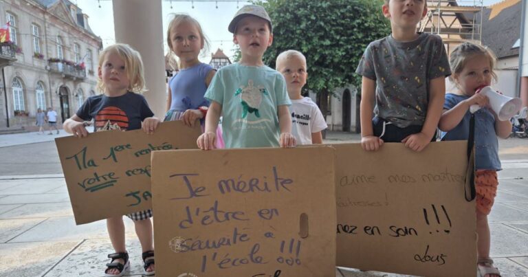 Fermeture de l’école Eggestein à Rosheim : tensions et pancartes des parents d’élèves.