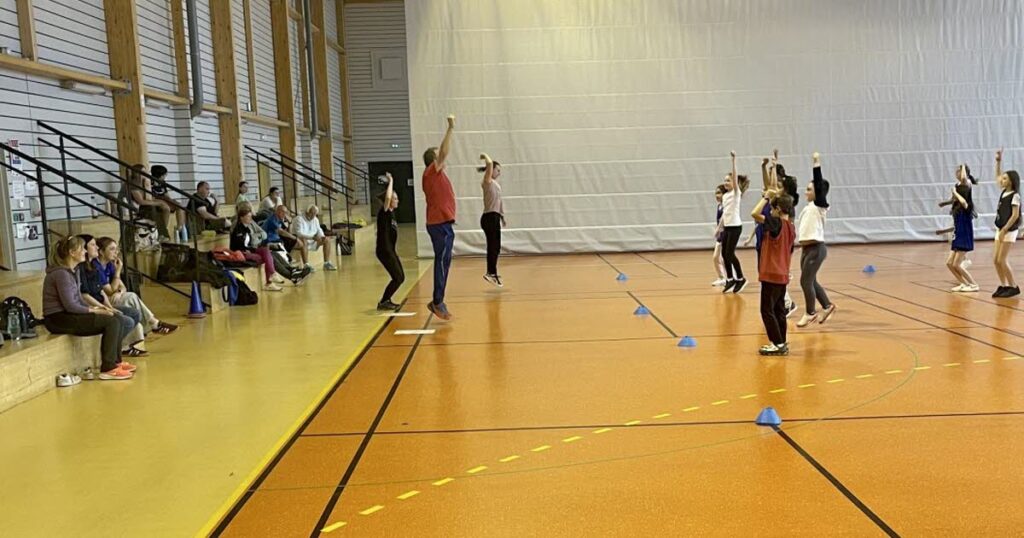 Marmoutier : des élèves découvrent de nouveaux sports de raquette et de ballon en cours.