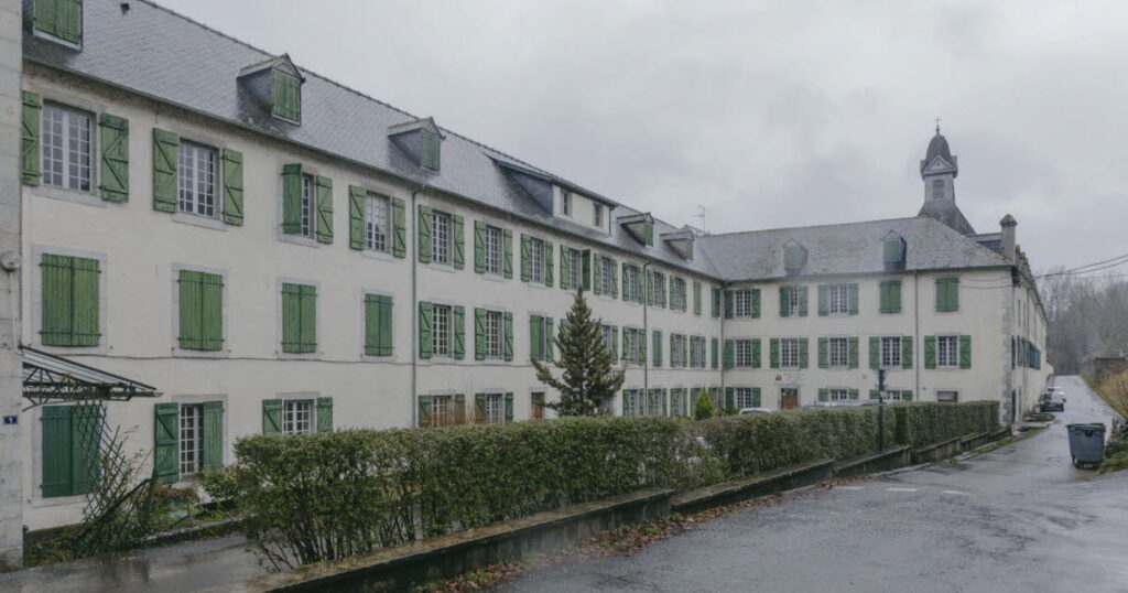 Affaire Bétharram : une ONG évoque 700 à 1 500 élèves potentiellement victimes dans les Pyrénées-Atlantiques.