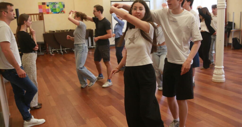 À Saint-André, des lycéens s’initient à la danse de bachata dans le cadre scolaire.