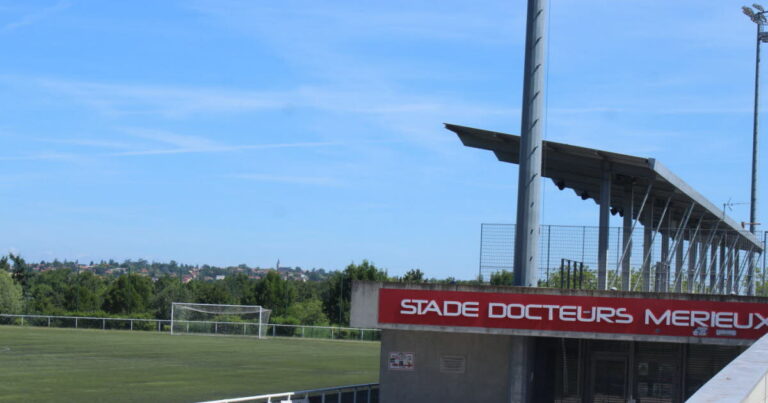 Rénovation estivale du terrain de foot à Marcy-l’Étoile : lancement par les élus locaux.