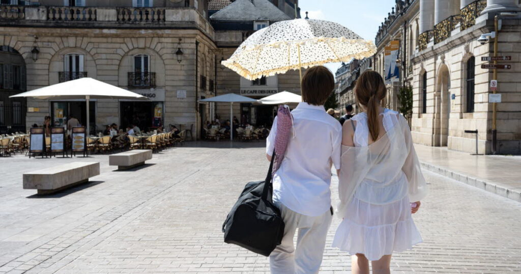 Canicule : 49 départements en vigilance rouge, France face à des températures record.