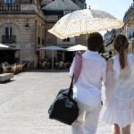 Canicule : 49 départements en vigilance rouge, France face à des températures record.