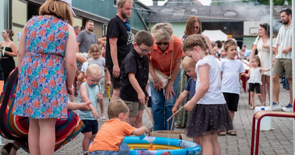 Kermesse de l’école à Stotzheim attire de nombreux visiteurs malgré la canicule.