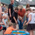 Kermesse de l’école à Stotzheim attire de nombreux visiteurs malgré la canicule.