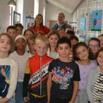 Des écoliers de Pulversheim présentent une exposition sur la biodiversité à la bibliothèque.
