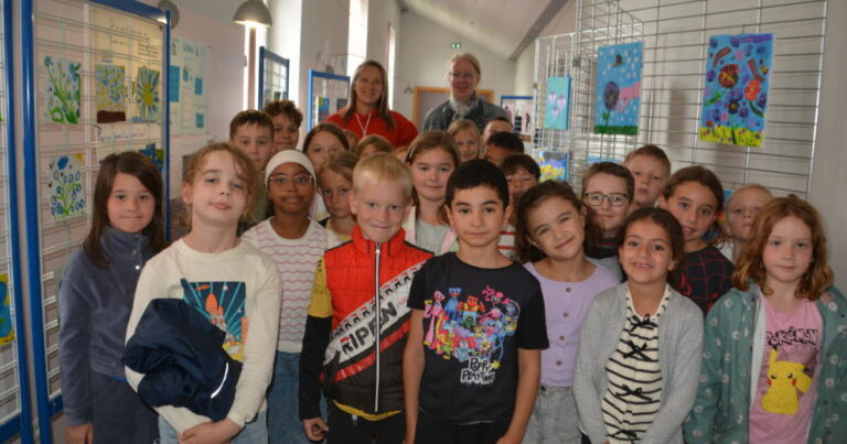 Des écoliers de Pulversheim présentent une exposition sur la biodiversité à la bibliothèque.