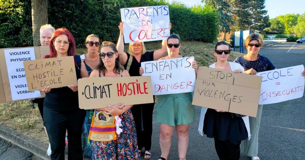 Parents d’élèves d’Ungersheim dénoncent des conditions scolaires jugées dangereuses pour les enfants.