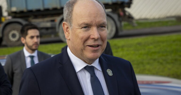 Le prince Albert II de Monaco assiste à l’étape Dole-Belfort du Tour de France.