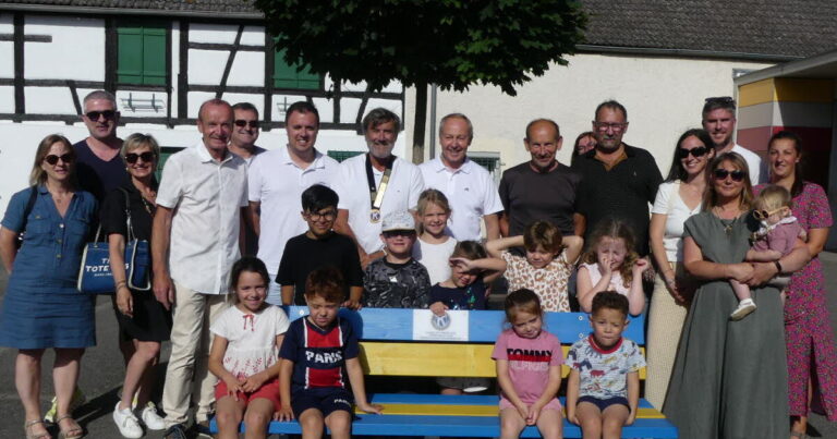 Logelheim : installation d’un banc de l’amitié dans la cour de l’école locale