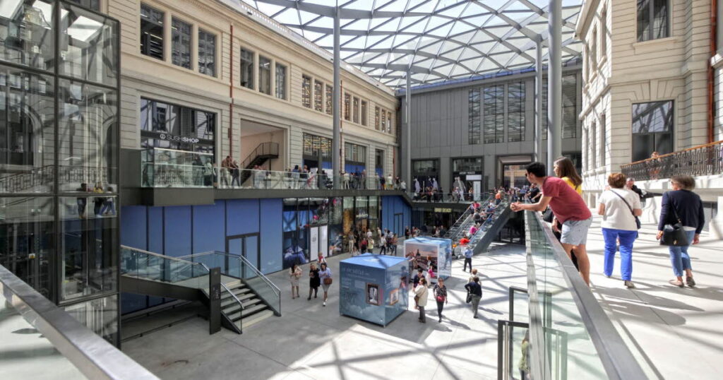 Le Village Cinéma du Festival Lumière s’installe dans un bâtiment emblématique à Lyon.