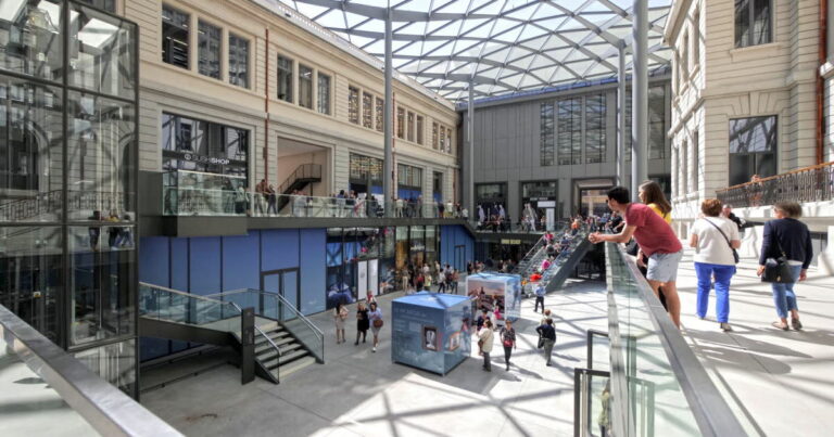 Le Village Cinéma du Festival Lumière s’installe dans un bâtiment emblématique à Lyon.