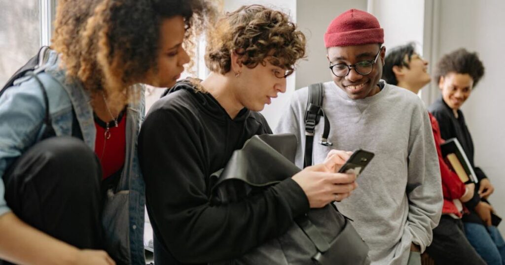 Le Sénat alerte sur la montée du masculinisme à l’école et ses conséquences pour les filles.
