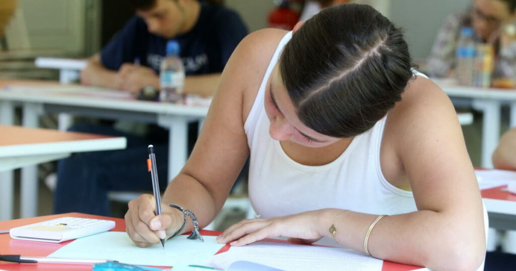 Canicule : 3 500 écoles fermées et 10 000 établissements modifient leurs horaires.