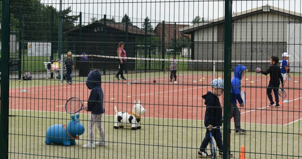 Initiation au tennis pour les enfants de la maternelle à Leutenheim avant la fermeture scolaire