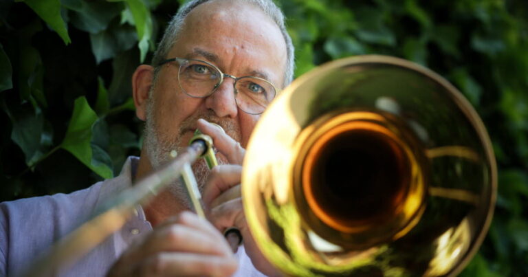 Frédéric Schalk, professeur de musique à Dambach-la-Ville, prend sa retraite après 35 000 bulletins.