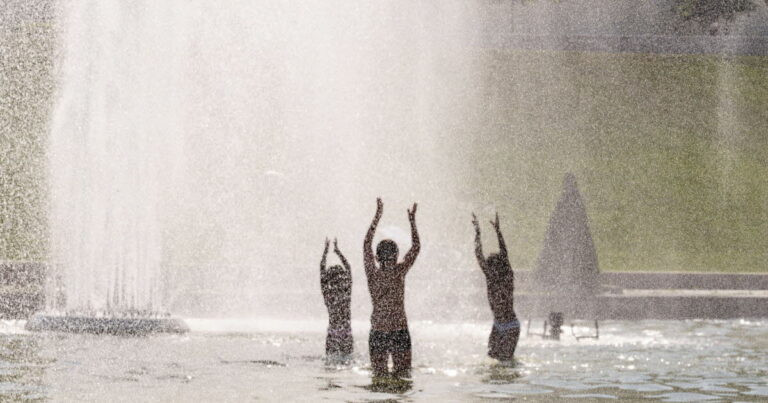Troisième canicule attendue en France avec des températures pouvant atteindre 45°C.