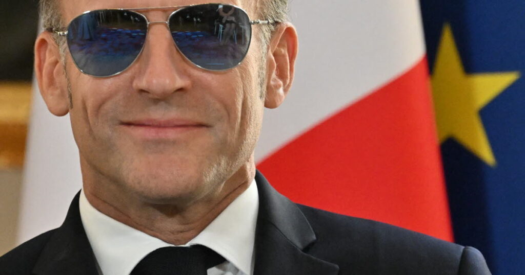 Emmanuel Macron réapparaît en public avec des lunettes d’aviateur lors d’un événement officiel.