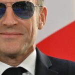 Emmanuel Macron réapparaît en public avec des lunettes d&rsquo;aviateur lors d&rsquo;un événement officiel.