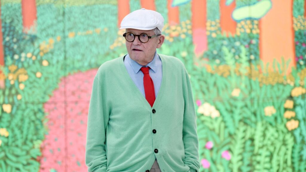 Une élue normande pose pour le peintre David Hockney, révélant une rencontre inattendue.