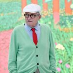 Une élue normande pose pour le peintre David Hockney, révélant une rencontre inattendue.