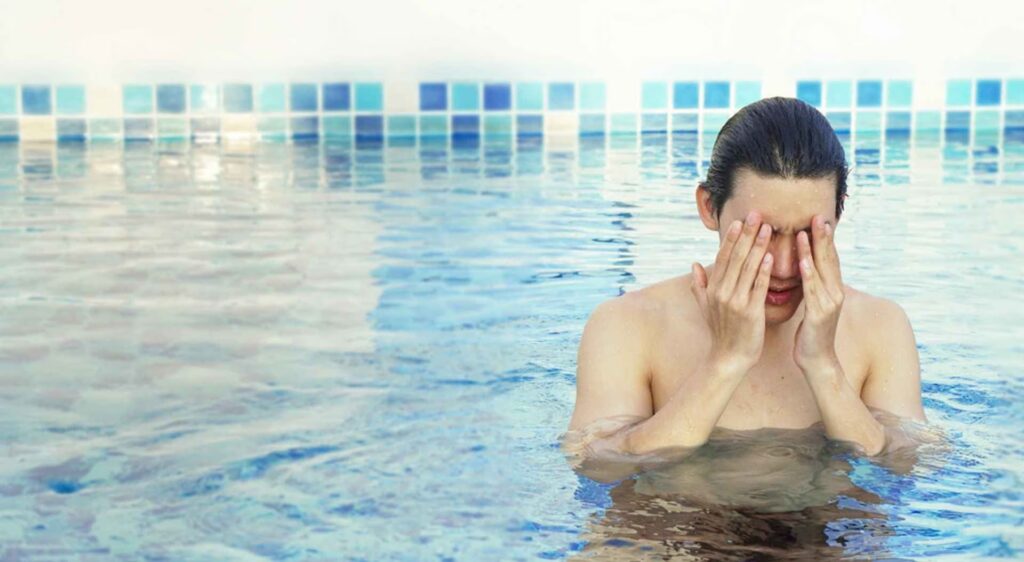 UFC-Que Choisir alerte sur les risques liés au gaz irritant dans les piscines au chlore.