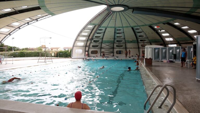 Canicule à Arles : les familles se rendent à la piscine municipale pour se rafraîchir