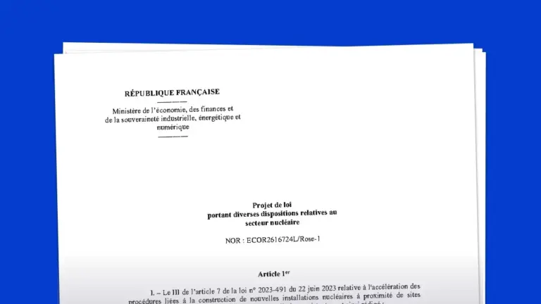 Le gouvernement français adopte une loi pour accélérer le développement du nucléaire.