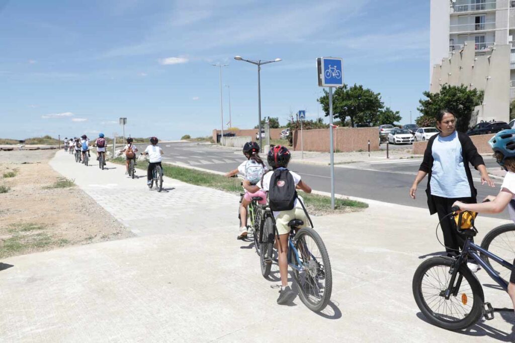 Une nouvelle piste cyclable à Port-de-Bouc favorise la mobilité durable locale.
