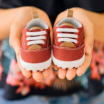 Les podologues alertent sur les risques des baskets pour enfants en matière de santé.