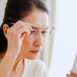 Des gouttes promettent 10 heures de vision nette de près pour les personnes presbytes.