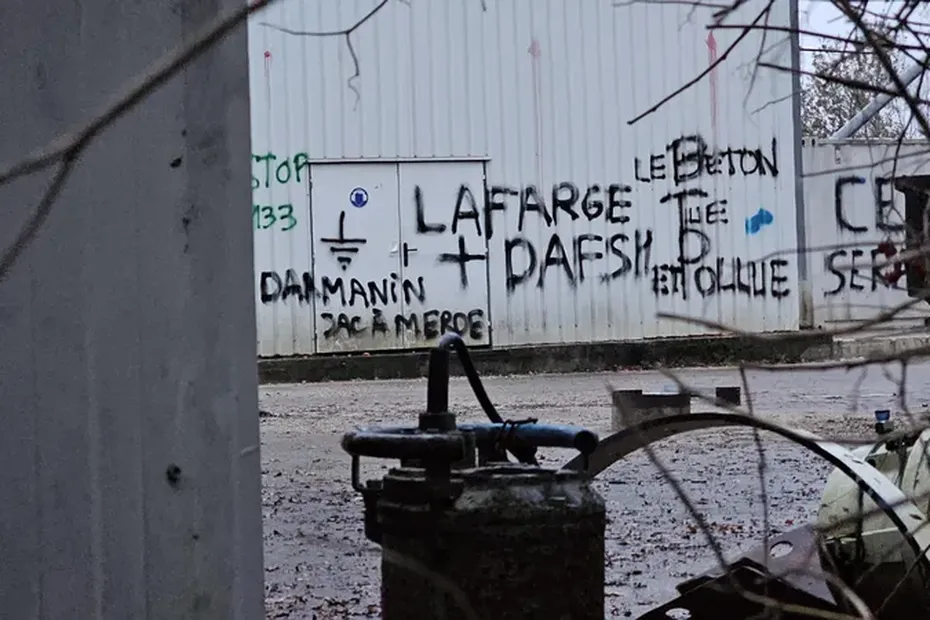 Procès en appel de quatre militants écologistes : tensions autour de Lafarge en France.