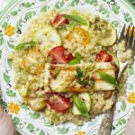 Recette de ptitim aux tomates et halloumi : un plat végétarien riche en saveurs.