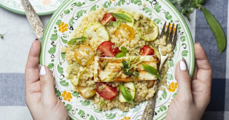 Recette de ptitim aux tomates et halloumi : un plat végétarien riche en saveurs.