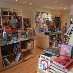 Une librairie savoyarde agrandit son espace et renforce son offre malgré les défis sectoriels.