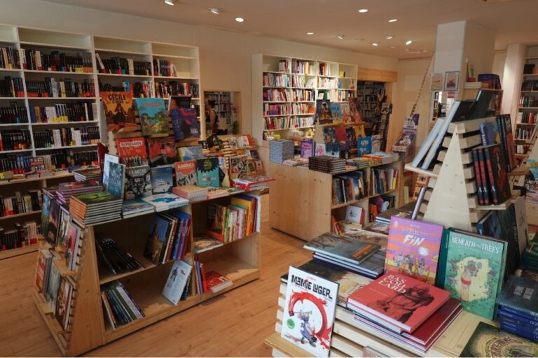 Une librairie savoyarde agrandit son espace et renforce son offre malgré les défis sectoriels.
