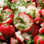 Recette de radis marinés au vinaigre avec persil, ail et aneth pour accompagner les plats.