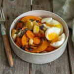 Bowl salé avec œufs, houmous et légumes rôtis : repas équilibré pour sportifs.