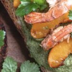 Bruschettas aux crevettes et pêches grillées : une recette estivale à découvrir en cuisine.