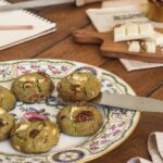 Cookies au matcha, chocolat blanc et noix de pécan grillées par Louise Grenadine en France