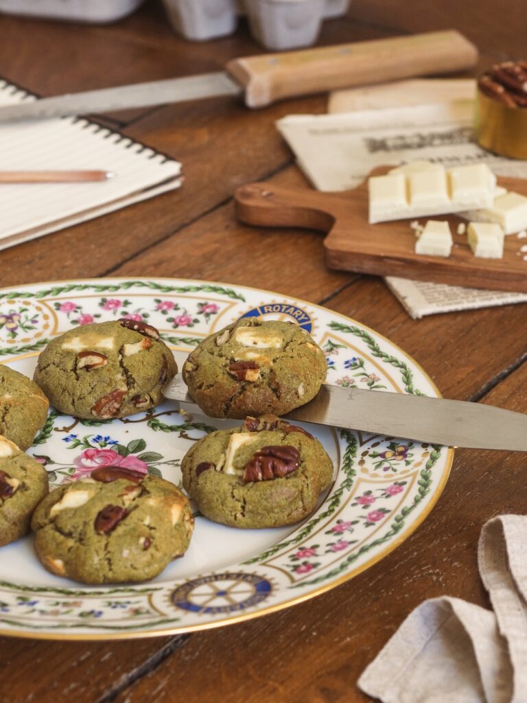 Cookies au matcha, chocolat blanc et noix de pécan grillées par Louise Grenadine en France