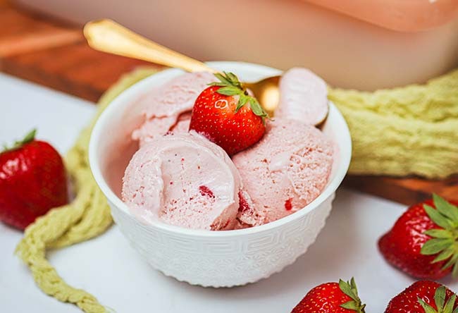 Glace à la fraise : l’histoire de la pâtisserie révélée par des chefs français.